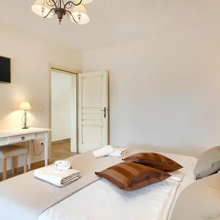 Beautiful Mara With Pool In Sv Lovrec Villa *