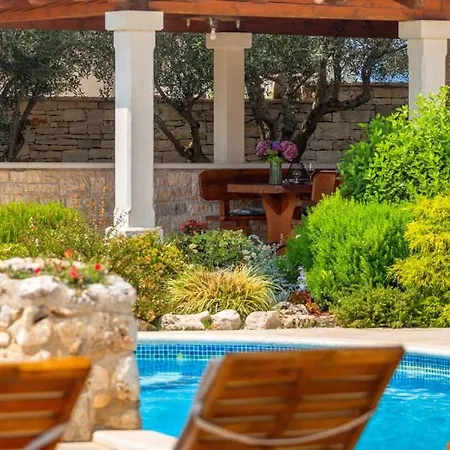 Beautiful Mara With Pool In Sv Lovrec *