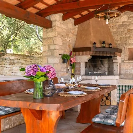 Villa Beautiful Mara With Pool In Sv Lovrec Vosteni