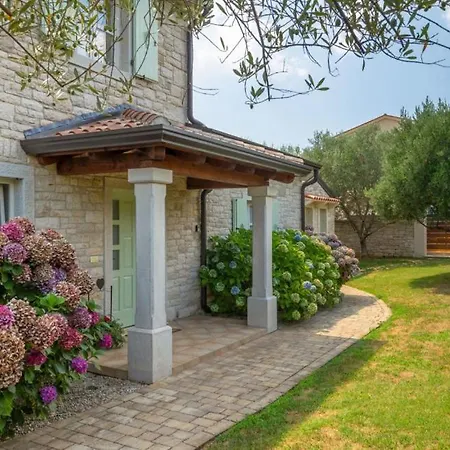 Beautiful Mara With Pool In Sv Lovrec Villa
